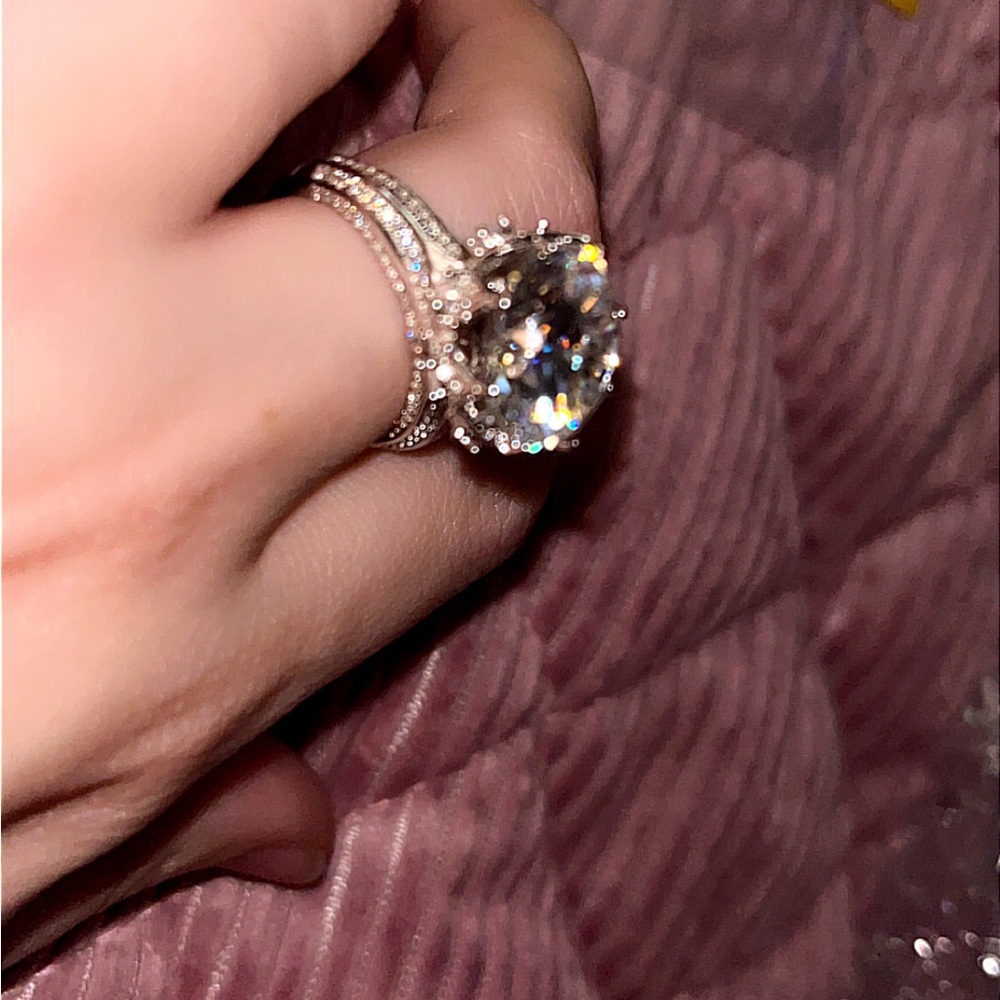 Dazzling Silver Ring with Sparkling Gemstone